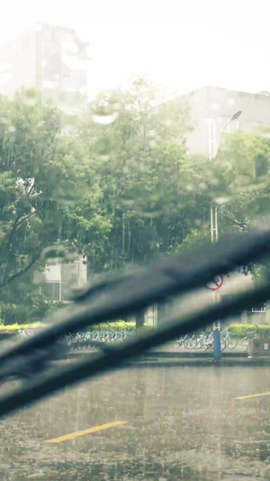 下雨天雨滴打落挡风玻璃上汽车雨刷升格视频下雨天升格视频34秒视频