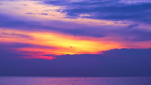 红云的日落紫色在海面和橙色天空背景下移动视频