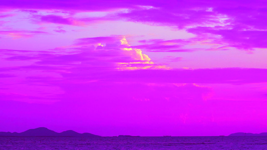 紫云和洋红黄日落天空海上和地平线岛屿上视频