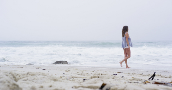 海滩上的女人视频