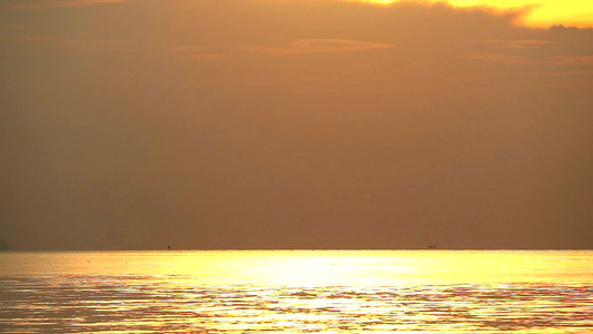 海洋和天空水面的橙色日落视频