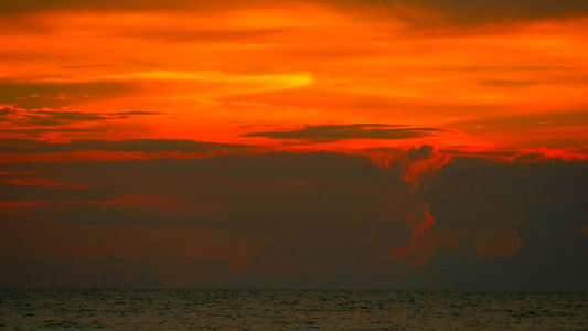 日落暗橙色天空和云朵移动视频