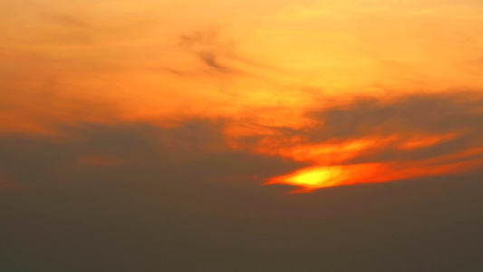 橙色天空和圆月云流逝时日落的云视频