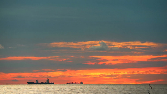 海上日落和地平线上货轮运输1视频