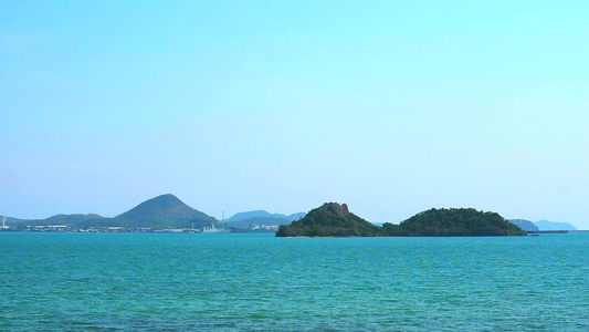 地平线海岛和蓝天空背景上的海港视频
