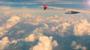 镜头乘飞机旅行通过飞机窗口的鸟瞰图日落或日出时的机翼13秒视频