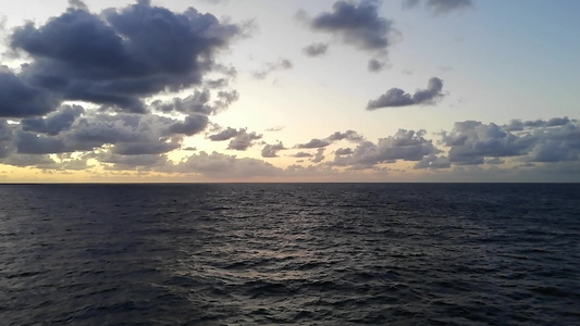 日落时在海面上视频