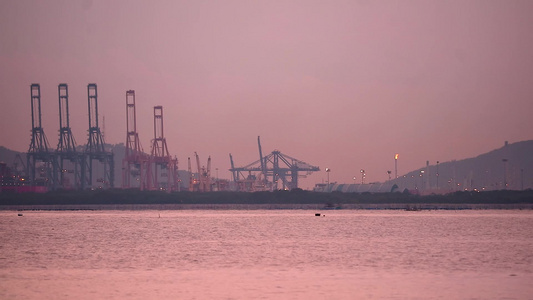 乘渔船从海上返回渡过海港日落天空视频