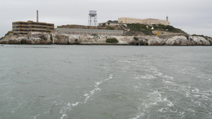 美国加利福尼亚州旧金山湾的恶魔岛联邦监狱在岩石雾天12秒视频