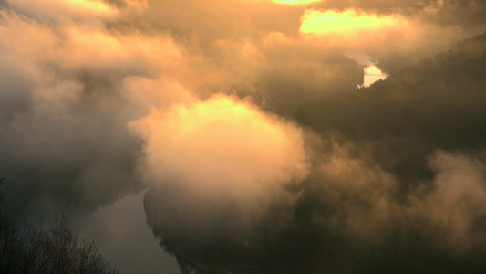 日出下的河流云雾穿越视频
