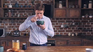 男人在家玩得开心喜欢健康的食物7秒视频
