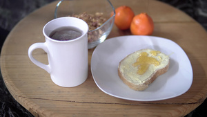 早餐时间餐桌在面包面包上散布蜂蜜在木板上散发黄油和7秒视频