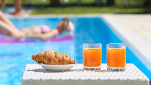 在游泳池旁边吃美味的早餐17秒视频