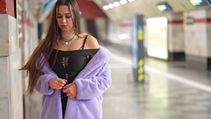 穿着合成毛皮大衣的模特女孩靠在墙上露着肩膀在地铁或13秒视频