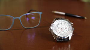 手表和桌子上的眼镜的近视镜7秒视频