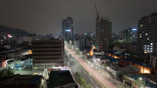 夜晚的深夜在南朝鲜的高速公路上开着汽车视频