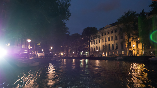 夜间乘坐Amsterdam运河旅行的时差视频