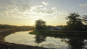 Malaykampung附近河流的日出时间12秒视频