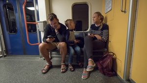 家人在地铁列车带孩子7秒视频