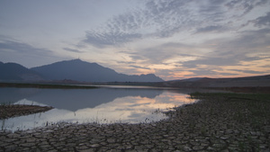 带水湖和旱地的干旱土地与湖泊相邻并存着水和干地6秒视频