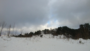 森林在冬天过冬山上飘着云24秒视频