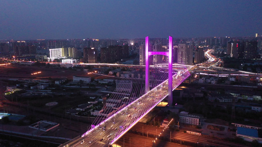 航拍郑州农业路大桥夜景灯光秀城市高架桥视频