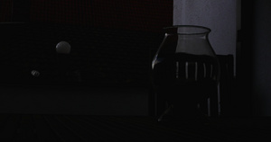 玻璃花瓶木桌和瓷砖上的光和阴影时间折叠14秒视频