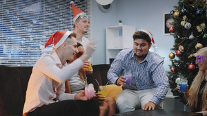 身戴圣塔帽和党面罩的跨国青年在圣诞节欢呼12秒视频