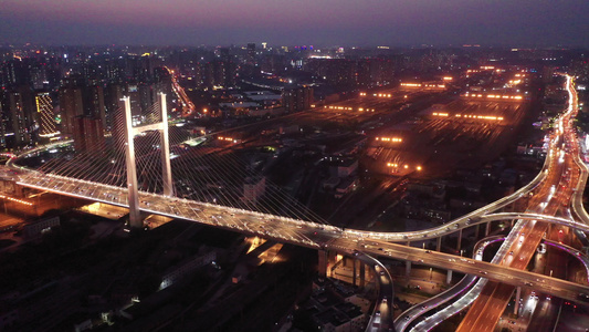 航拍郑州农业路大桥夜景灯光秀城市高架桥视频