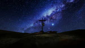 耶稣基督用刺冠钉子锤子和绳子钉死在银河星空上直到21秒视频