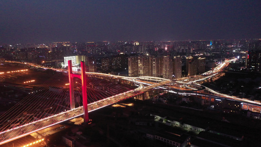 航拍郑州农业路大桥夜景灯光秀城市高架桥视频