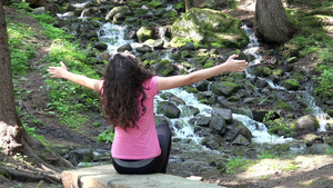 享受大自然的健足者在山岩上露着手抽出明亮的水来10秒视频