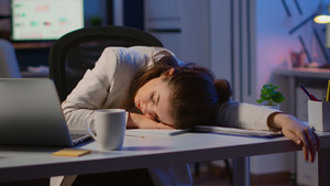 在办公桌上睡着的疲累超负荷的商业女商人11秒视频