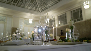 盛宴晚宴或婚礼庆典上装饰的桌子6秒视频