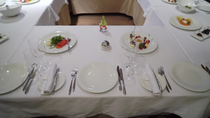 盛宴晚宴或婚礼庆典上装饰的桌子8秒视频