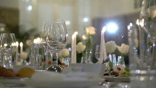 盛宴晚宴或婚礼庆典上装饰的桌子视频