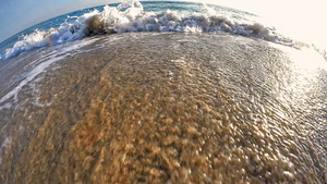 日落时缓慢运动的沙滩海浪25秒视频