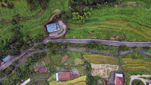 航拍雨后蜿蜒公路53秒视频