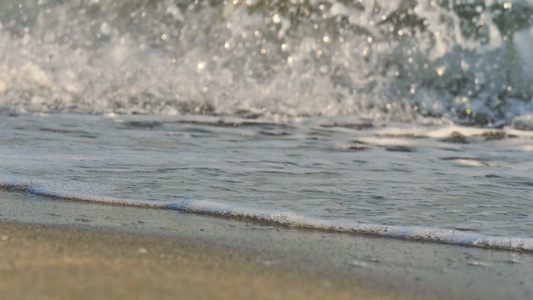 沙滩海浪的慢速运动视频