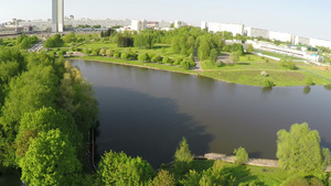 以莫斯科的河流和绿色公园为城市风向9秒视频