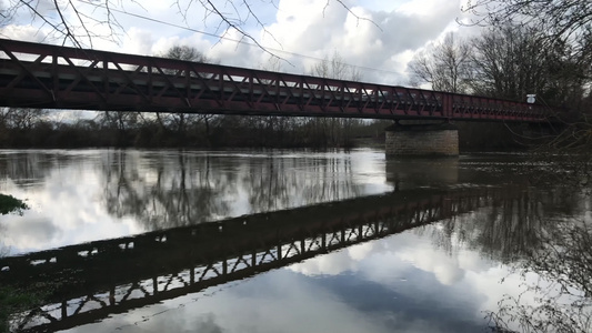 法国萨尔特埃菲尔风格桥梁季节性洪水2021年3月14视频