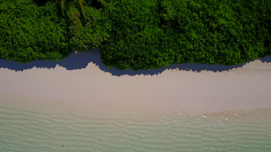 以蓝海和沙巴附近的白沙滩为背景的白沙滩破碎岛屿海滩视频