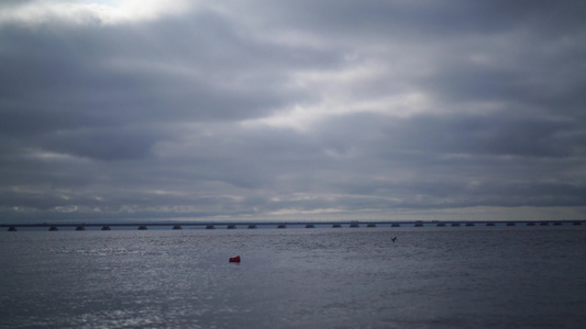 在海景中可以看到地平线上低水桥的海景视频