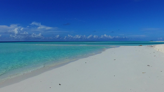 阳光明媚的天堂环礁湖海滩海景在沙滩附近的浅海以白沙视频