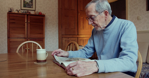 老人读书退休生活13秒视频