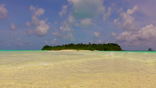 蓝色环礁湖和接近冲浪的白色沙沙底背景在海面附近进行视频