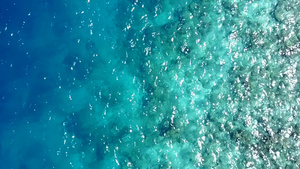 阳光下蓝色环礁湖和白色沙滩背景的奇特海滨海滩生活方式13秒视频