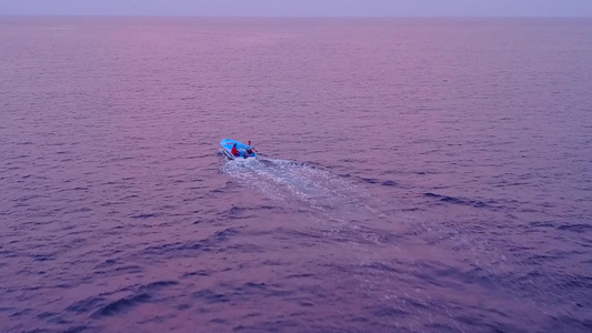 日落前蓝水和白沙背景的阳光明媚的海滨海滩假日旅行视频