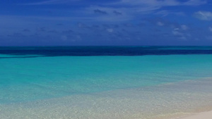 在海浪附近以水蓝色水和白沙背景来放松海岸海滩时间的12秒视频