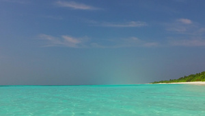水蓝环礁湖和沙巴附近的白色沙滩背景的白沙近似完美的13秒视频